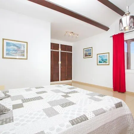 Puerto Del Carmen Sleeps 6 Pool Wifi Villa Puerto del Carmen (Lanzarote)